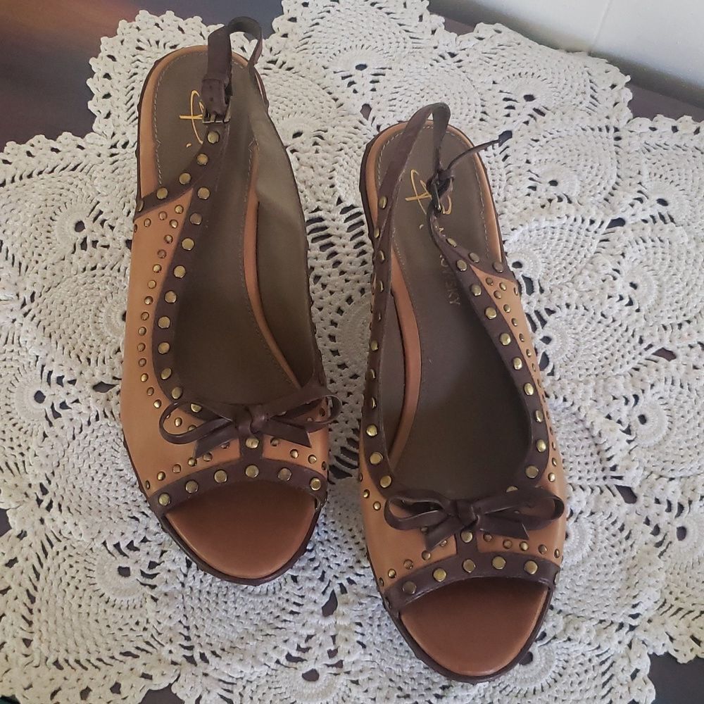 B Makowsky Studded Leather Wedge Sandals Sz 10M